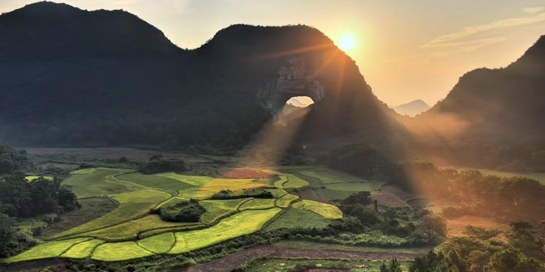 山坡羊·月岩山奇韵
月岩灵妙，
道州佳貌，
敦颐曾此玄思绕。
月初梢，月终遥。