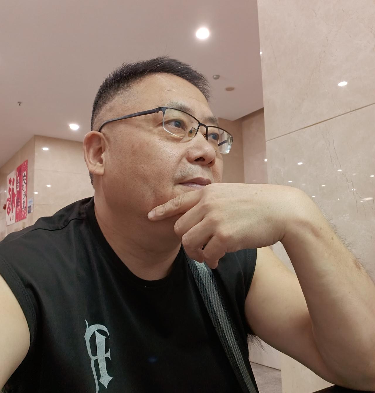 这段时间很苦恼，减了17斤以后体重就下不去了。

又到了卡平台期，真的是无语啊。