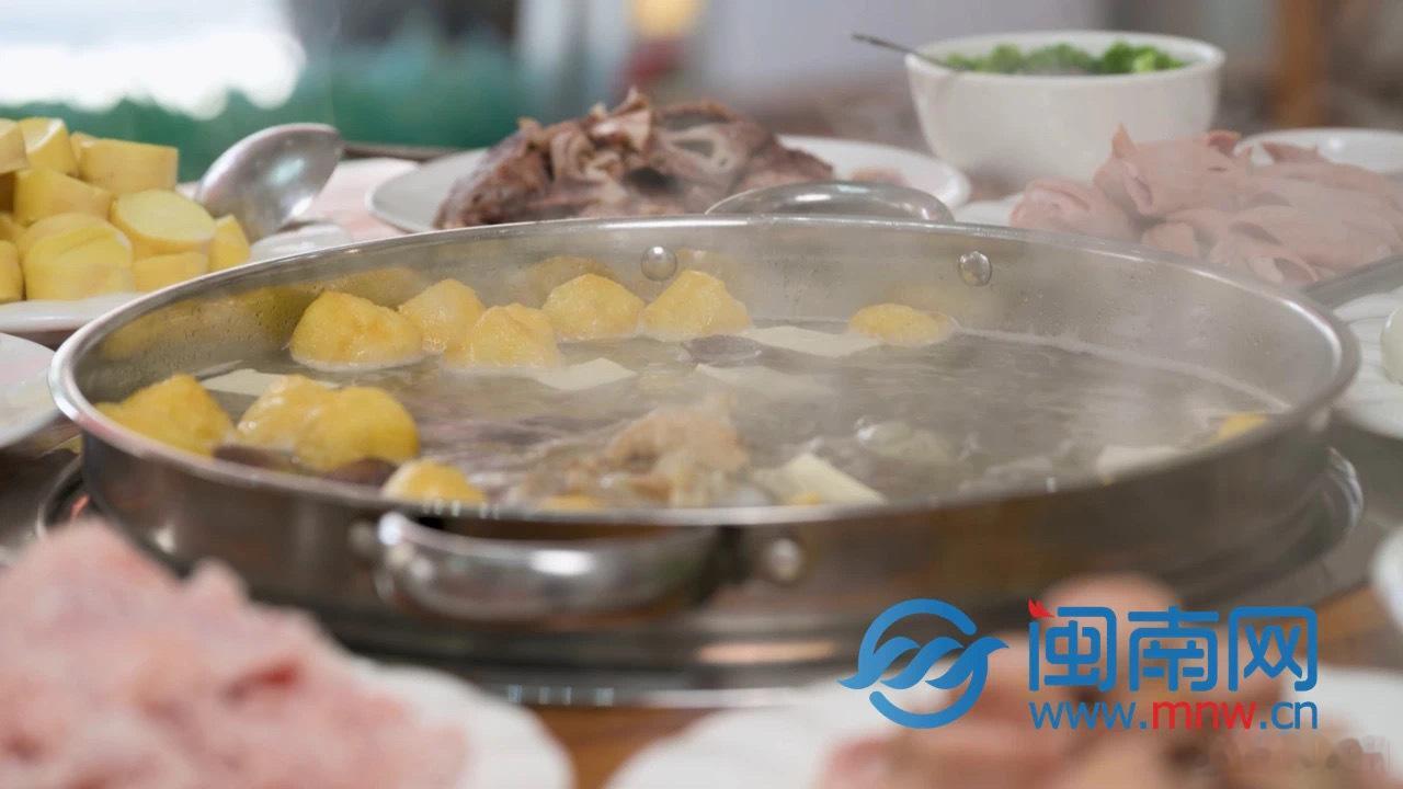 福建古早味永春咯摊 50岁出头的吴振宇，作为泉州永春咯摊制作技艺代表性传承人，8
