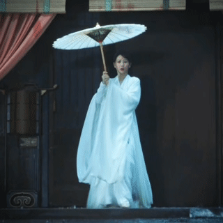 #杨紫古装白衣#小夭雨中撑伞，这套白衣妆造真美啊🥰杨紫的古装造型越来越有韵味了