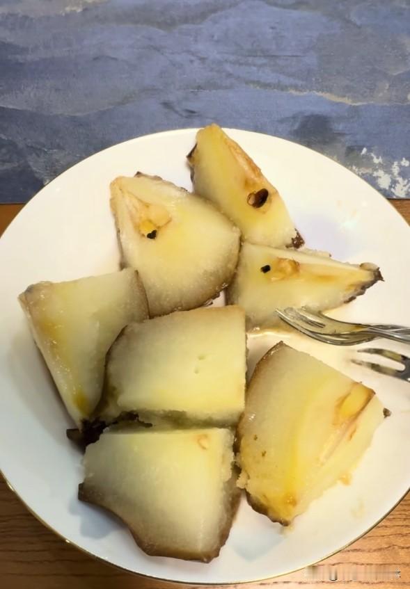 董宇辉来吉林一盘冻梨榜一。
 这个视频做的巧，先上盘切好的冻梨 ，东北下午茶，还