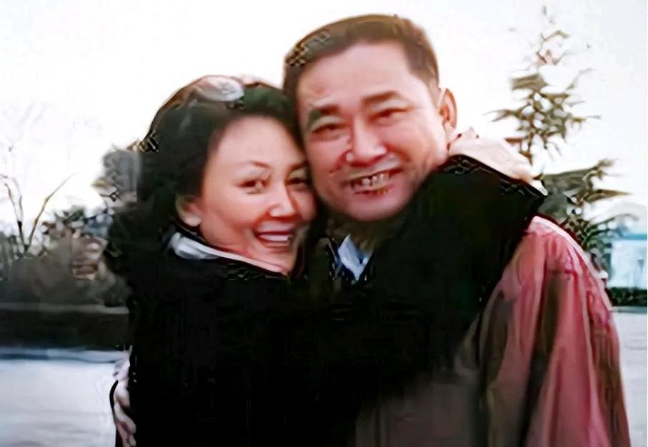 秋日秋风送秋爽
信步小唱清溪旁
忆起当年携手来
———————