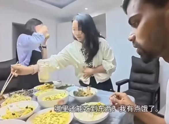 我就服这家人！竟敢把 “要饭哥” 请到家里吃饭，心也太大了吧？就不怕他鸠占鹊巢，
