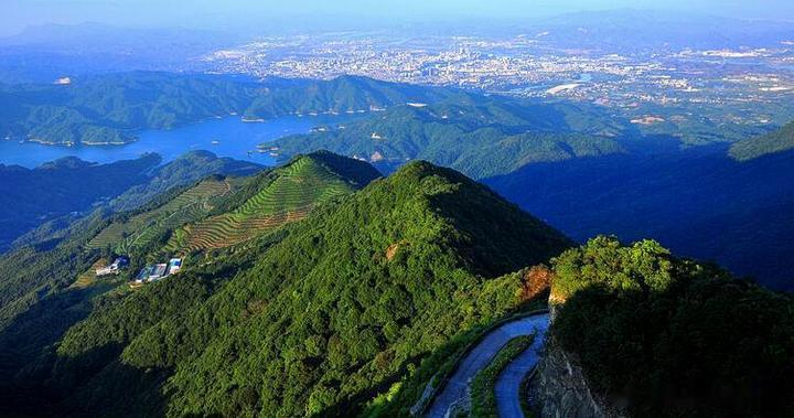 【桂山】桂山是河源最高的山峰，面对万绿湖，还有北回归线上少有的原始次生常绿阔叶林