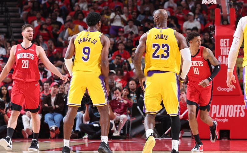 热议詹姆斯父子连线！布朗尼遭老詹偷袭一幕曝光 终于拿到季后赛首分NBA季后赛湖人