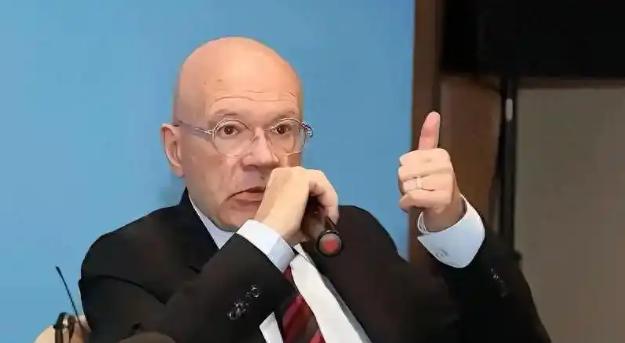 笑死，一个英国老头一句话把美国干沉默了。
英国知名历史学家迈克尔·伍德在一次公开