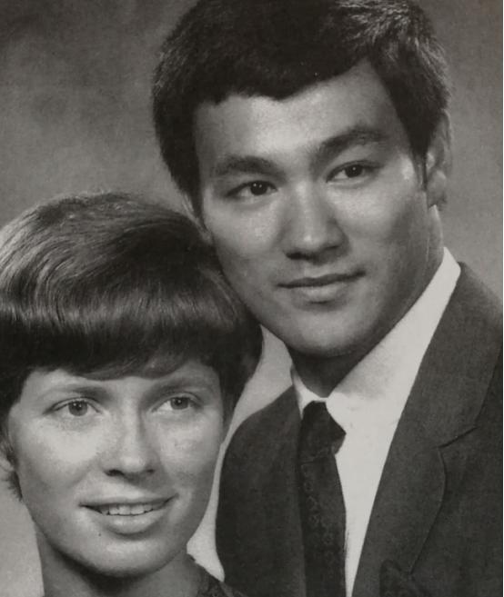 李小龙刚去世后，他的徒弟汤姆就火速和自己的新婚妻子离婚，去追求自己的师娘琳达。琳