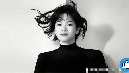 中国跳水小将全红婵又一次刷新了自己的纪录！她成了第一个登上泰国那本顶级时尚杂志《