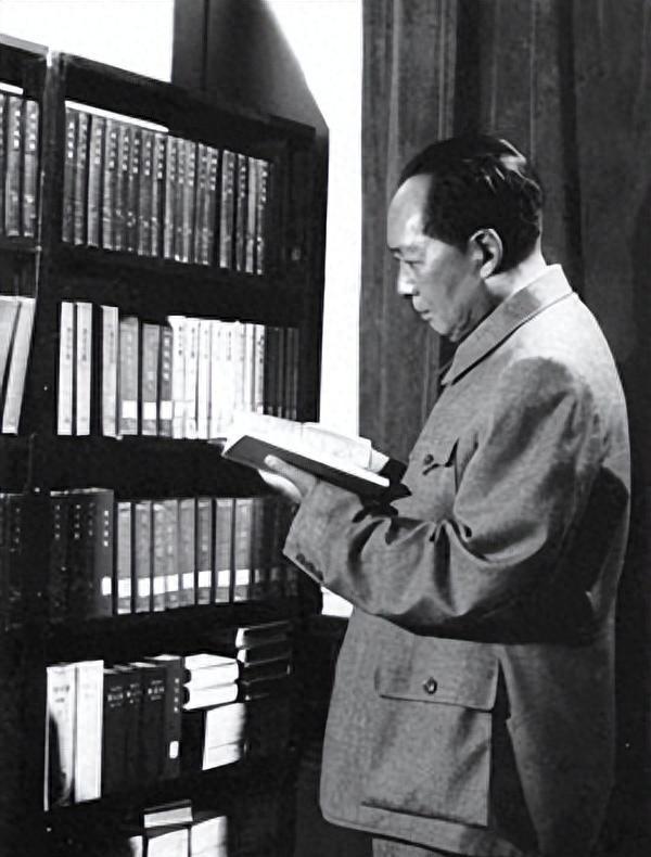 58年广西省会之争，韦国清提议定柳州，主席：那首都应该定兰州？
韦国清上将，那是