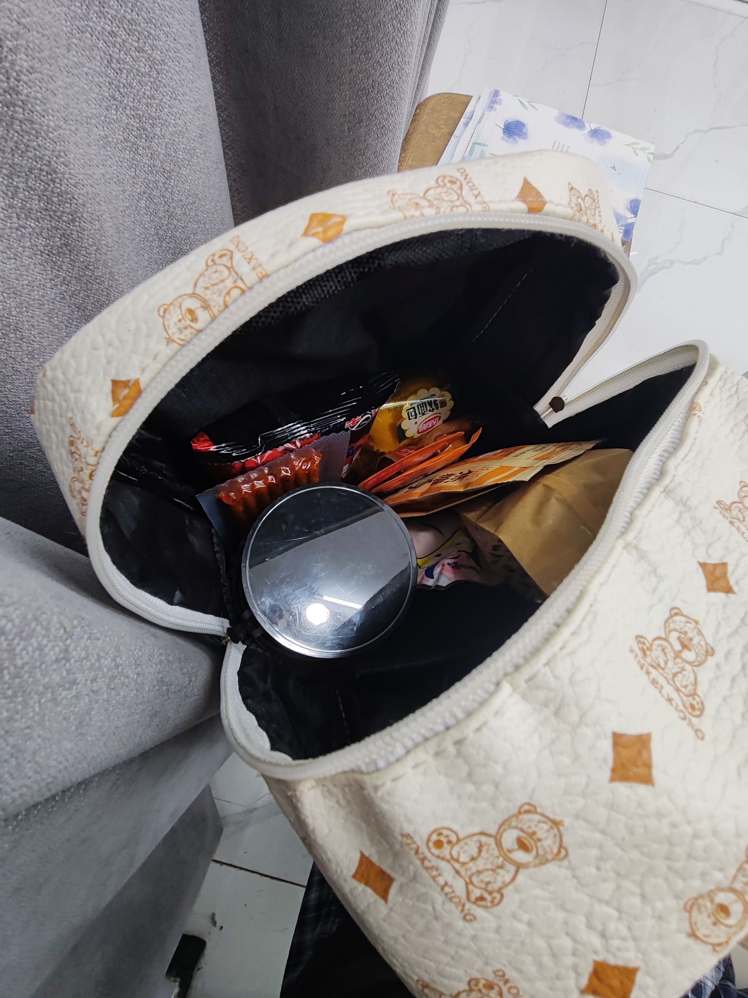 果然书包里都是零食 