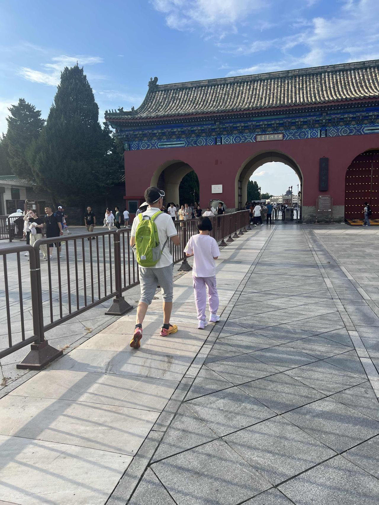 从凉爽的云南来到晴空万里的北京，白天的太阳大走在街上也是一身汗。我们小朋友也从父