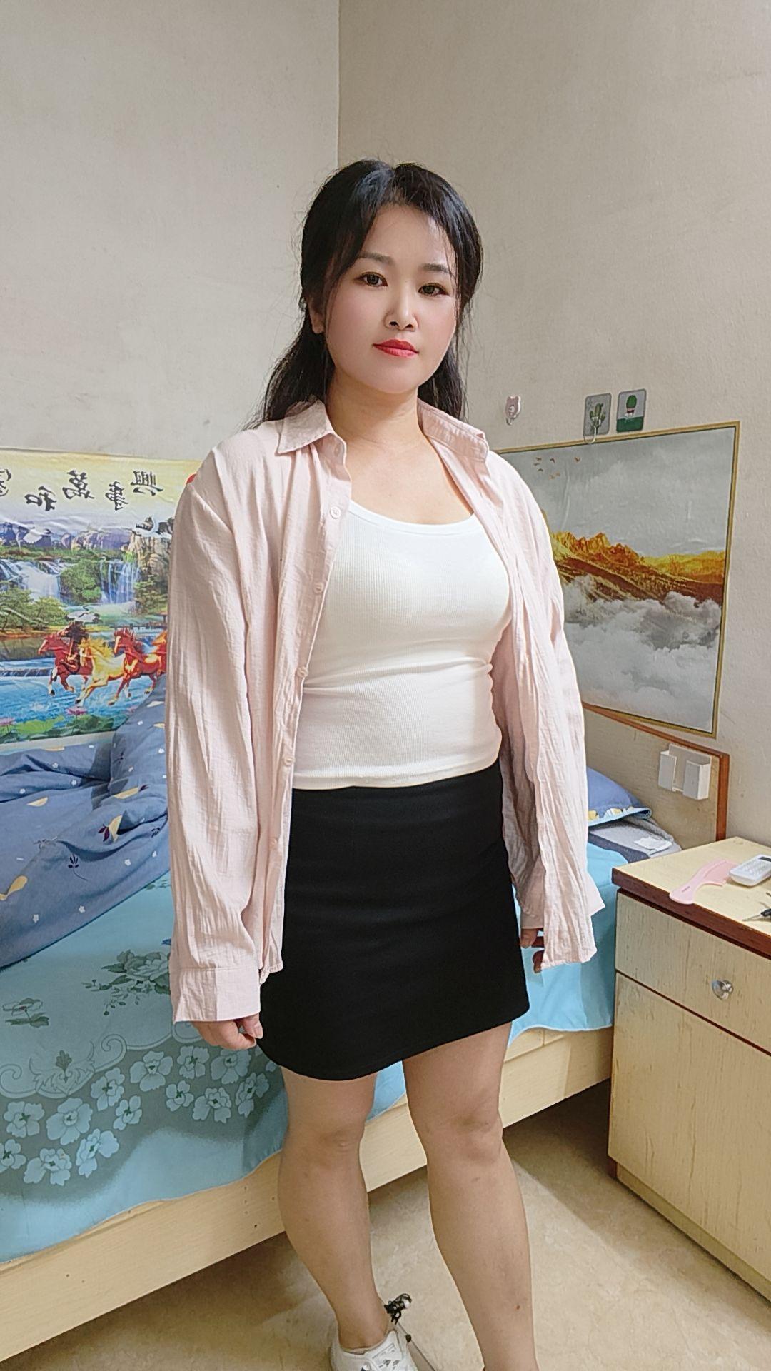 穿粉色衬衫和黑色裙子的女孩。