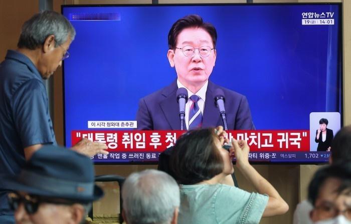 【民调：李在明施政好评率降至48.4% 执政党支持率同步下滑】韩国超话 民调机构