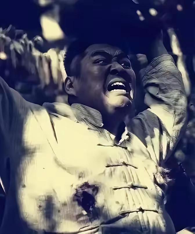 1943年，日军把一个男子关进稀屎地牢，四天后，鬼子要杀他，但男子不甘心，想着一
