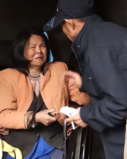 北京一老婆把丈夫30万元血汗钱拿给弟弟买房，丈夫知道后暴跳如雷，烧了俩人的结婚照