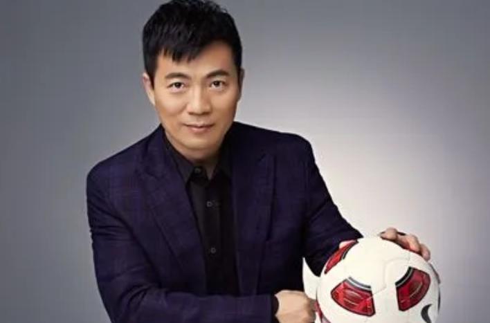 2006年，黄健翔在妻子孙颖刚做完手术不久，提出了离婚，表示：“没有爱情的婚姻不