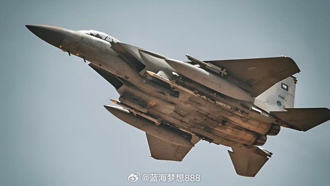 沙特F-15SA战斗机首次被看到携带欧洲IRIS-T导弹，为其增添了一种新的短程
