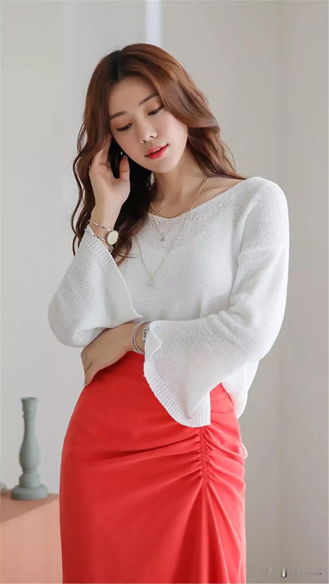 温柔白毛衣搭配亮眼红裙子，简直是气质女神的标配！就像毛晓彤的米白色针织T恤配红色