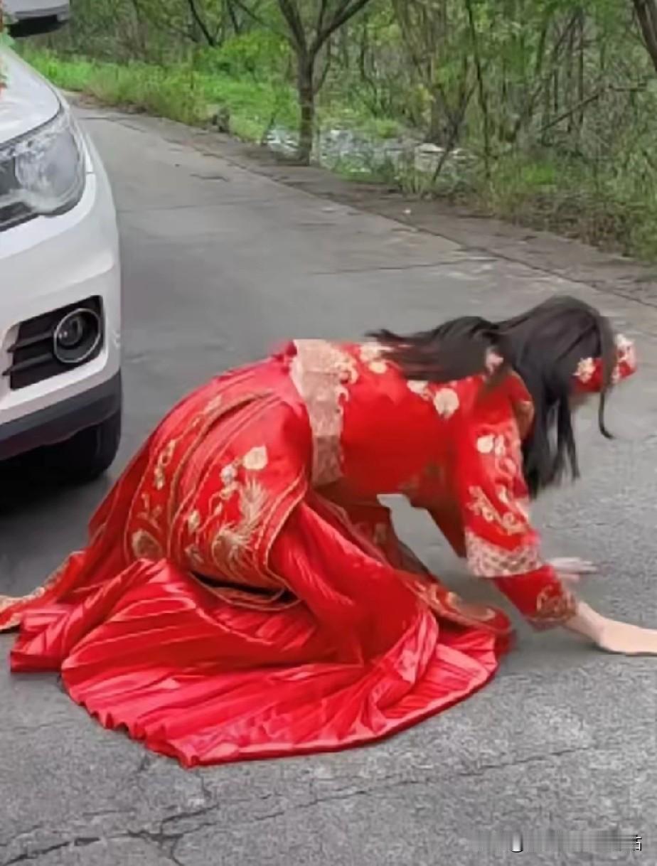 新娘子给路过灵车下跪！所有人都傻眼了！原因是……
一对新人结婚当天，新郎把新娘接