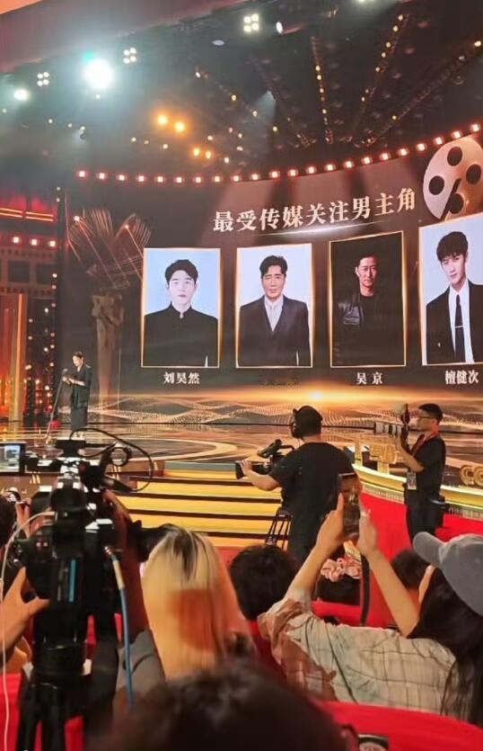恭喜檀健次凭借电影《 震耳欲聋 》提名第23届电影频道最受传媒关注男主角从古装、