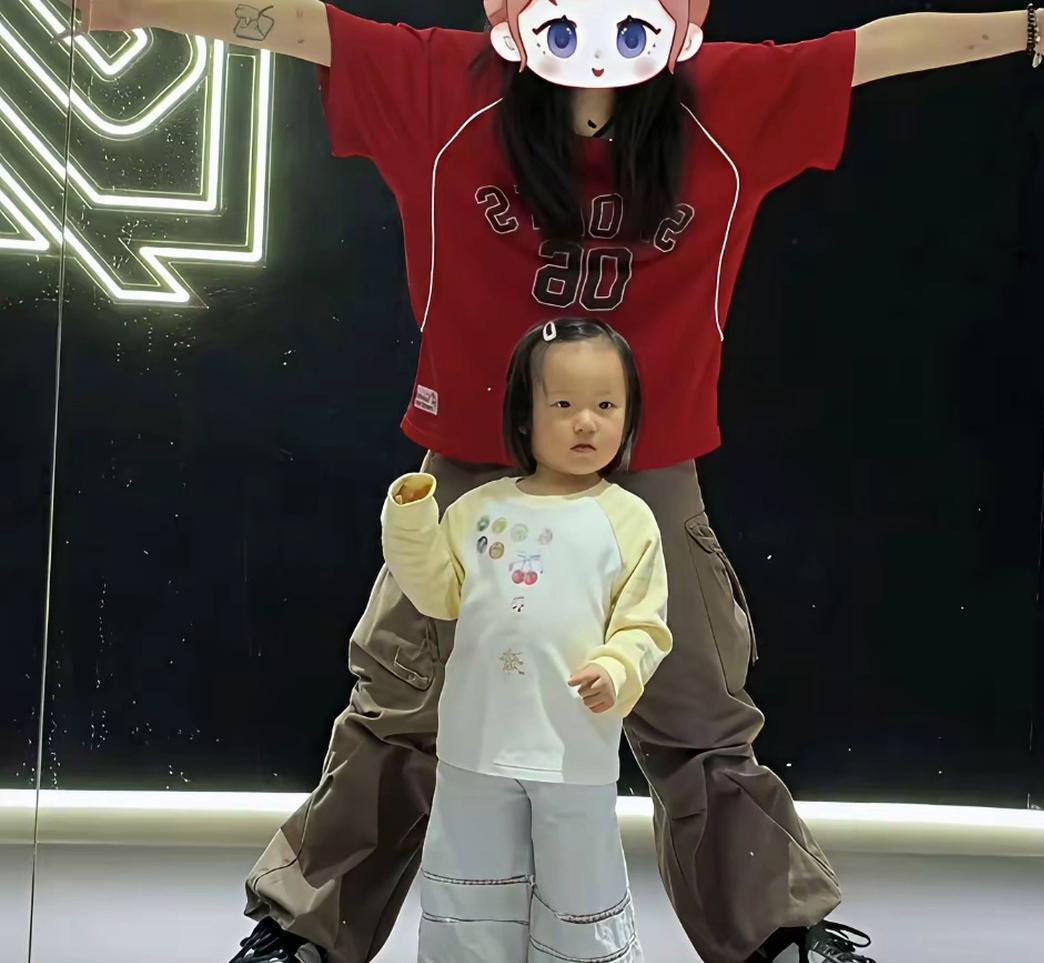 黄一鸣嘴上说着女儿学费贵心疼。转头就把这心疼明码标价。小闪闪送去800块一小时的