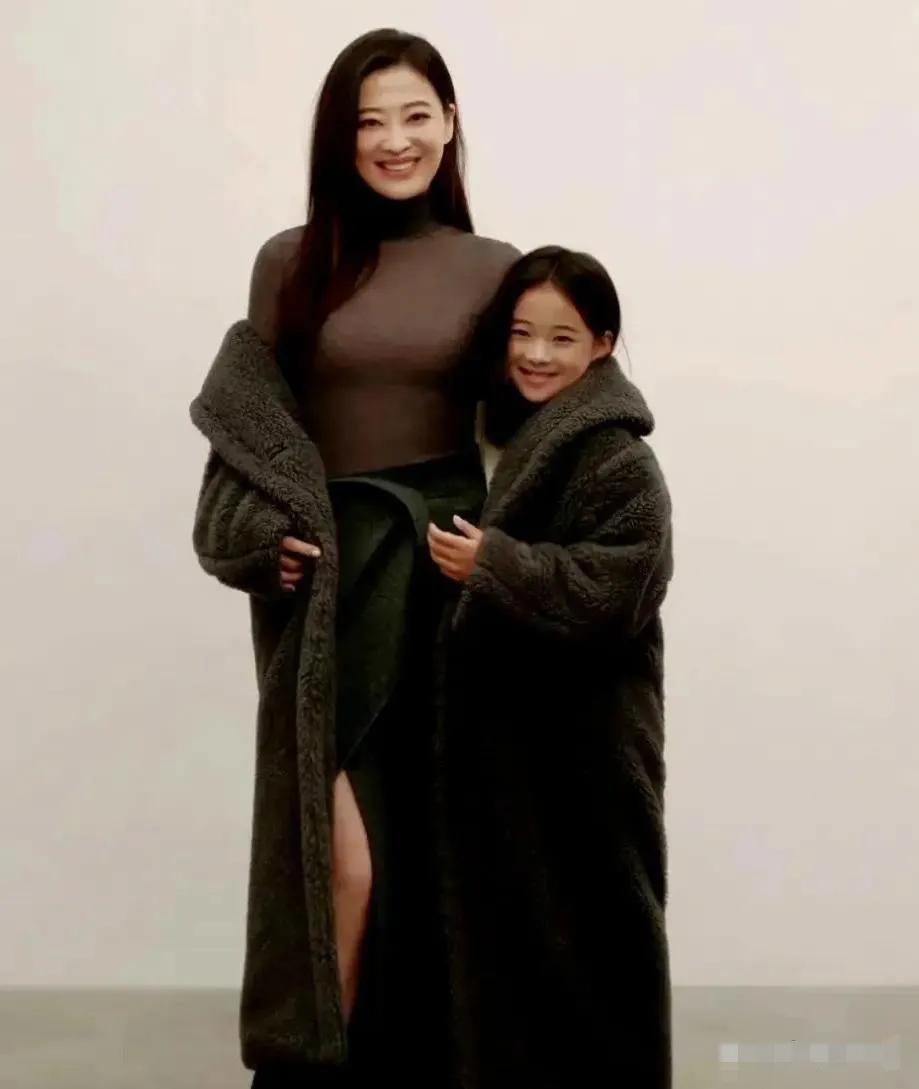 梅婷的女儿真的跟梅婷太像了吧，仅9岁的快快就像迷你版的梅婷，母女俩的气质和长相超