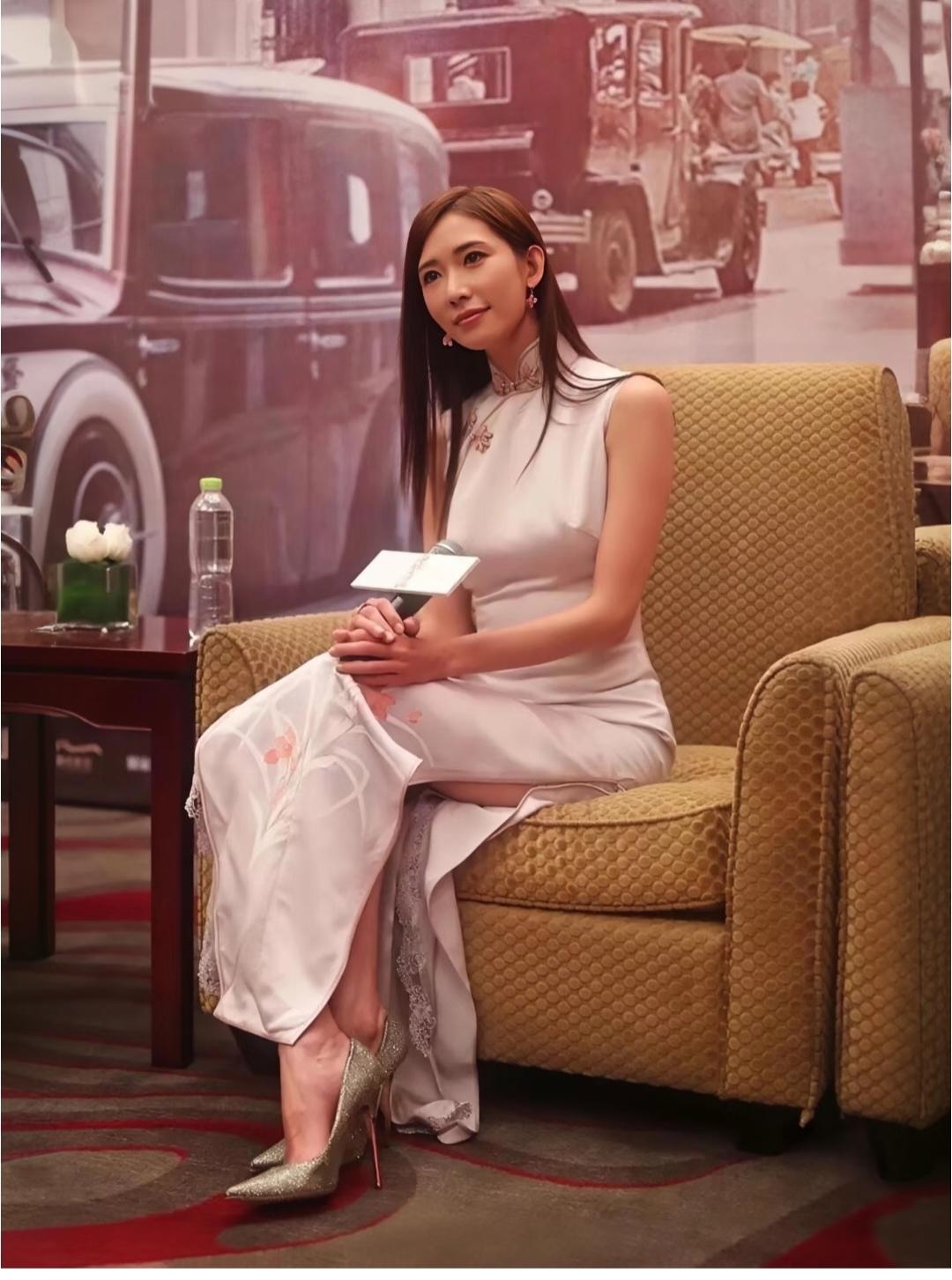 林志玲，这么大的脚看起来得42码。