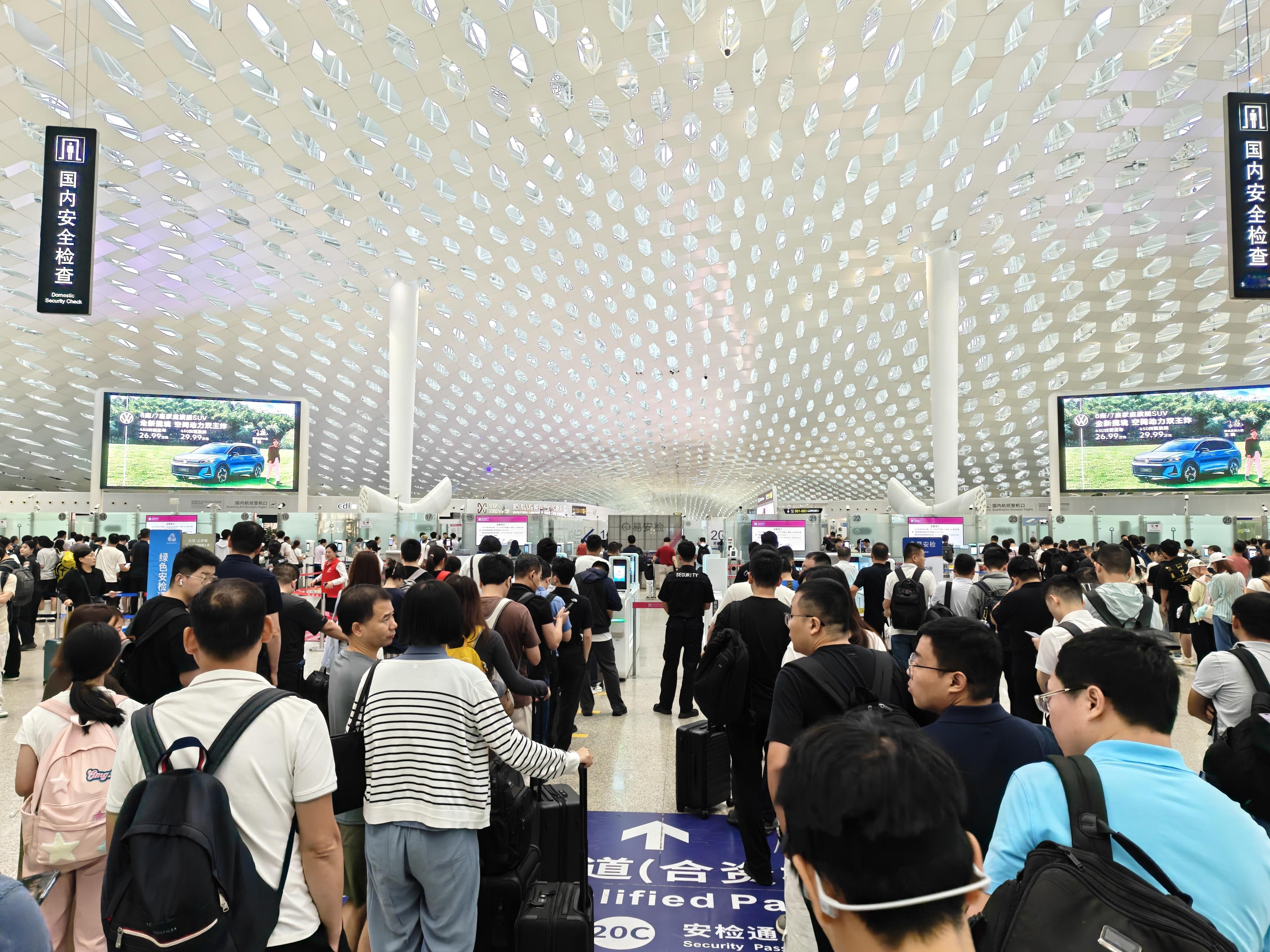 早啊，飞成都，先参加一个新车发布会，然后去探馆今天易安检爆满，4条道儿都是满的，
