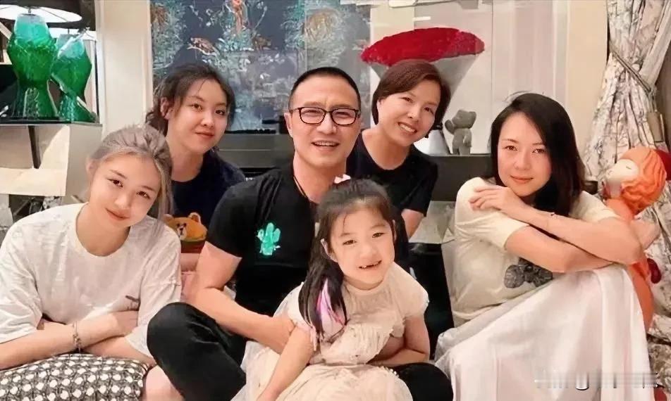 章子怡和汪峰曾经全家人的合照。镜头下的他们是如此的协调和恩爱。女儿小苹果聪明可爱