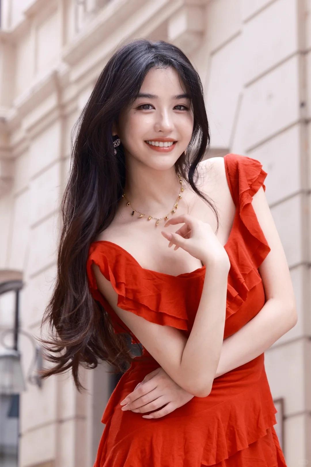 江苏复古感十足的兼职模特小姐姐，气质像刚成熟的水蜜桃，甜软却带勾。说话时语调软糯