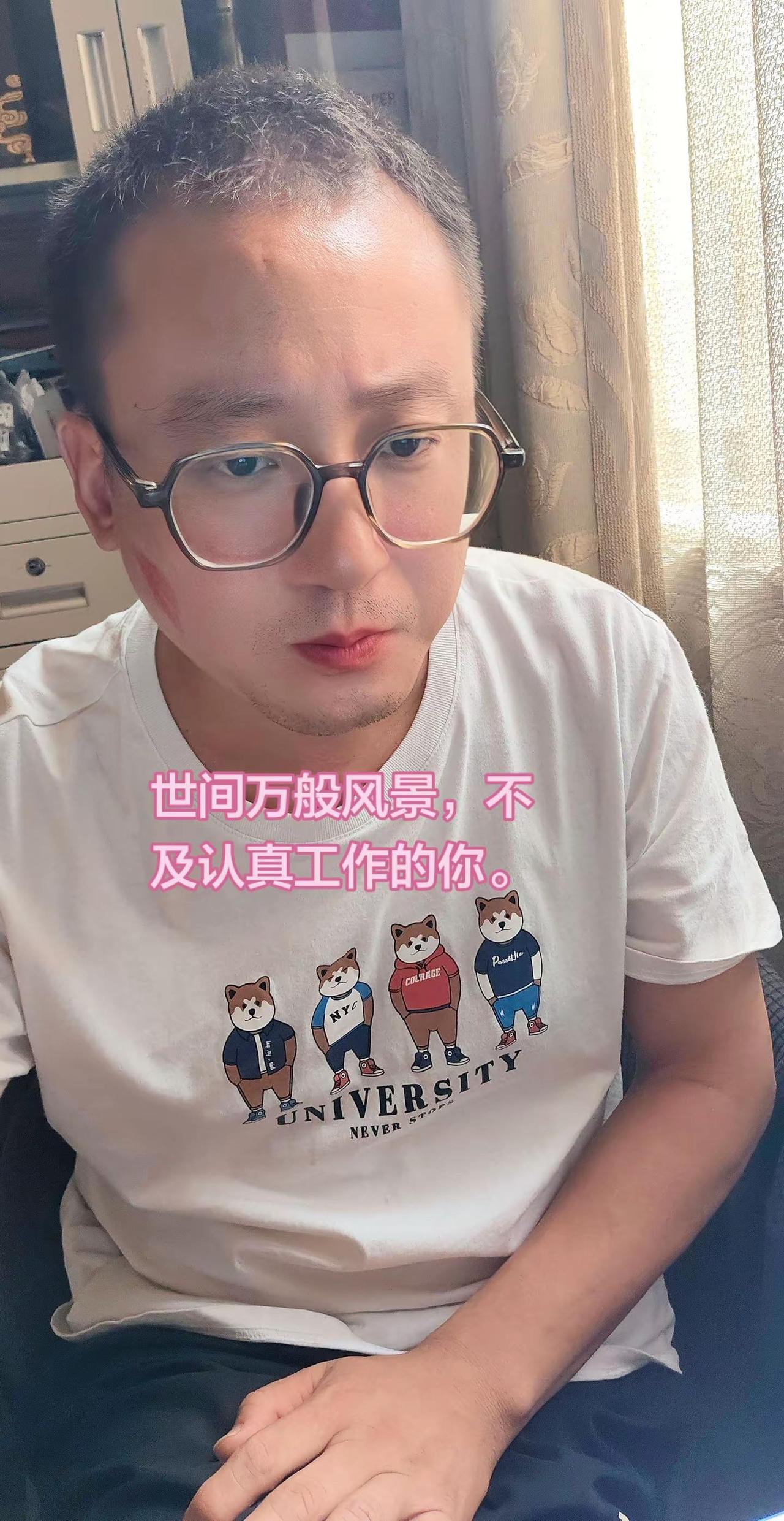 最好的滤镜，是工作时专注的眉眼。一直觉得男生最有魅力的瞬间，从不是刻意装扮或是故