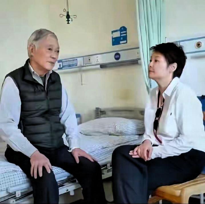 谁能想到，镜头前率直爽朗的袁立，在父亲面前，也会流露出这样柔软的一面。
 
病房