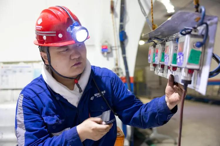 名校学霸扎根百米深井！95后李岩，用青春守住煤矿安全底线
 
李岩，毕业于西安交