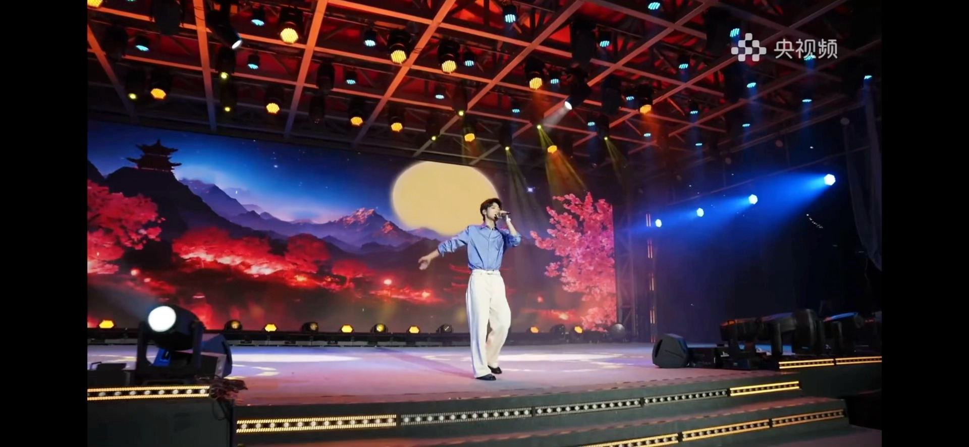 梓渝上央视频 梓渝参加的电影人公益示范行活动上央视频了，红红的很安心，将自身的影