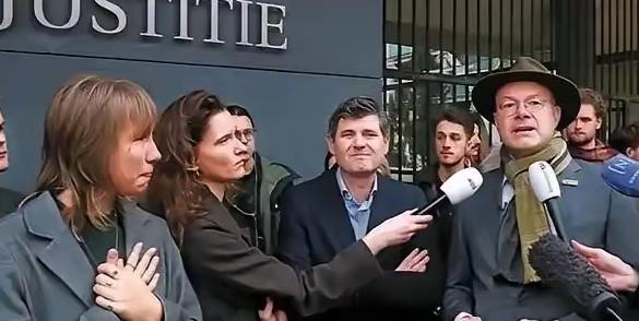 这一回中国可真要杀鸡给猴看了。中国实在忍无可忍，终于要杀鸡给猴看了，谁是这只鸡？