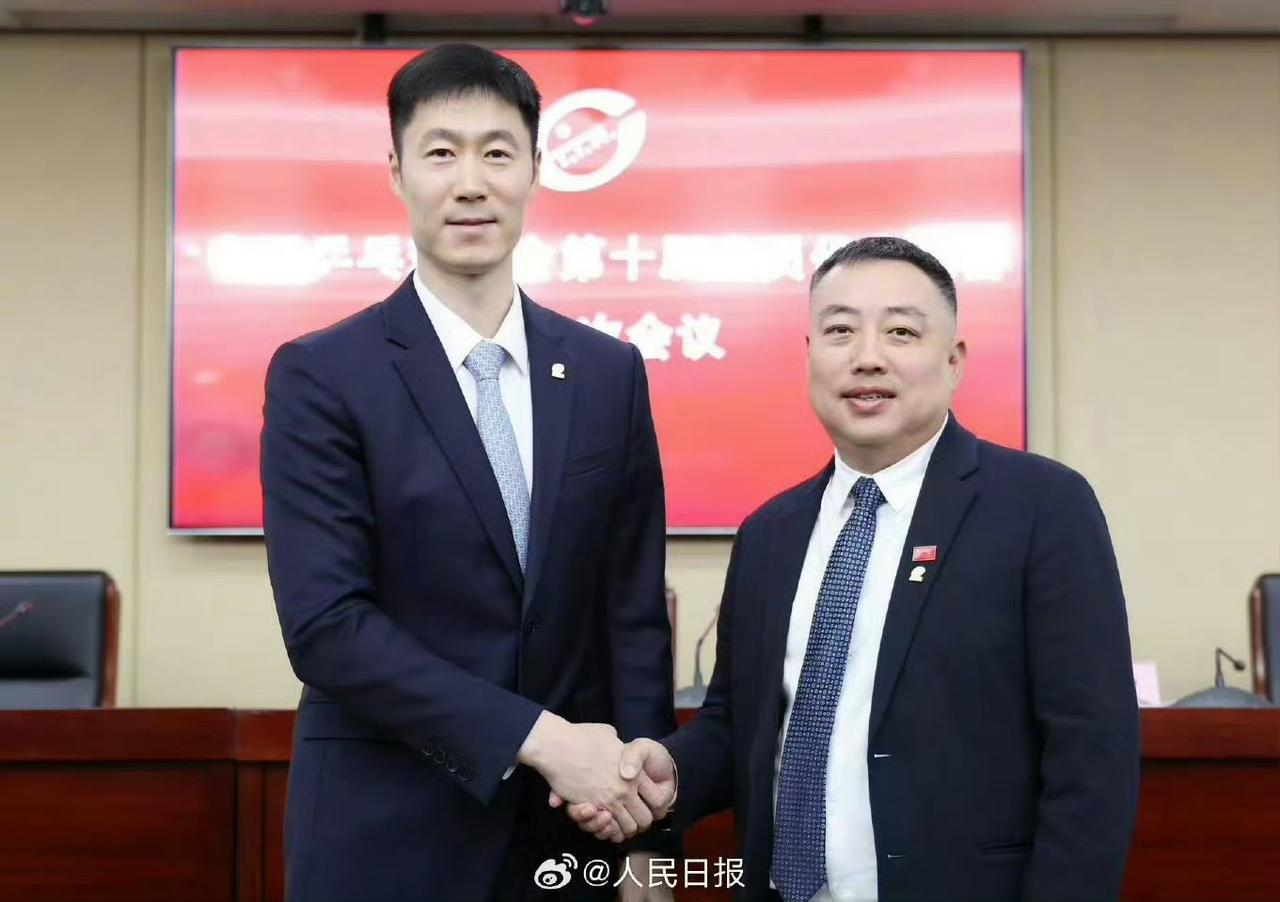 这次刘国梁的辞职，
王励勤当选中国乒协主席，
最开心的不是樊振东，也不是王楚钦，