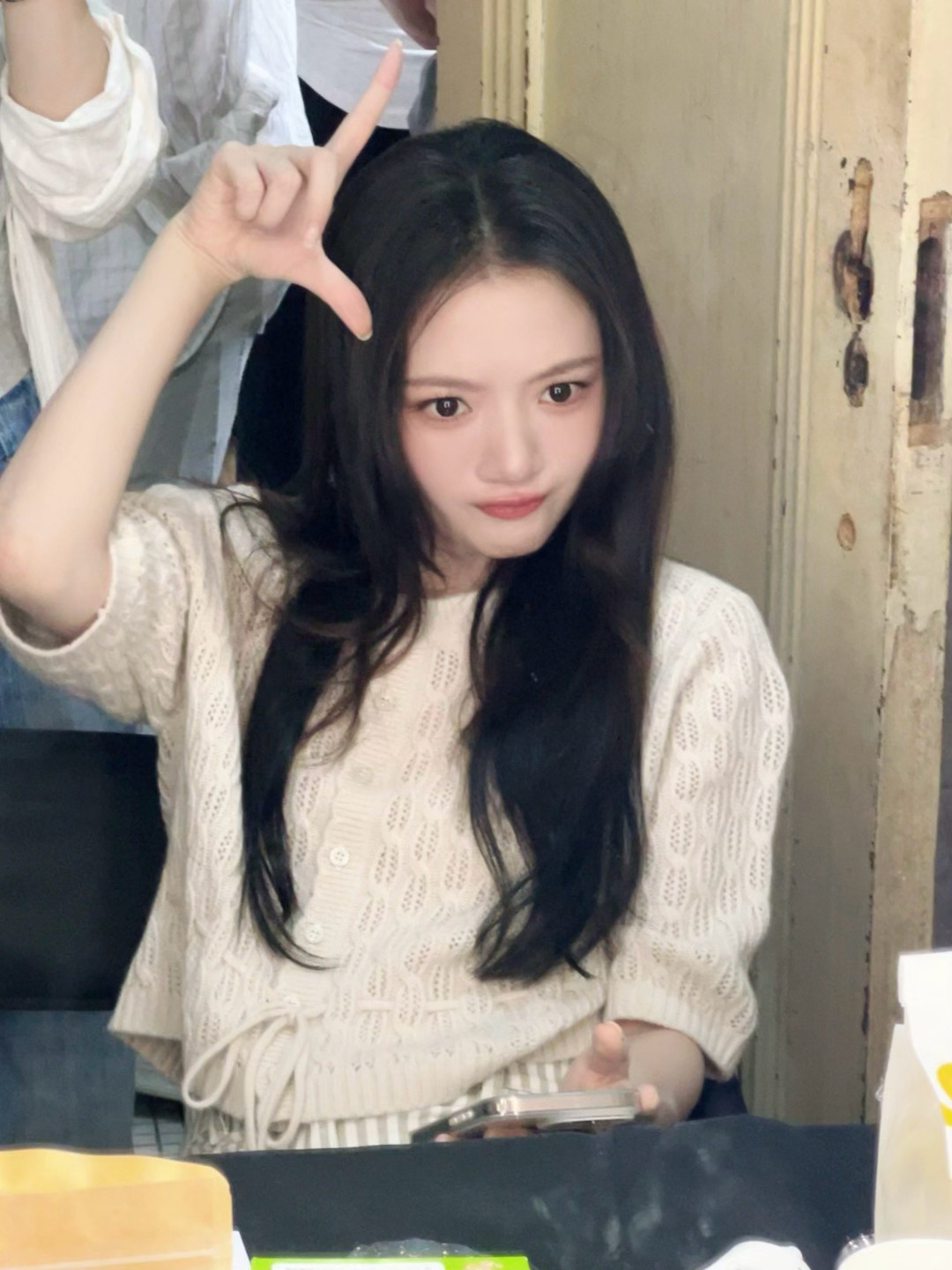 很难不被任敏的灵动戳中！跳出剧本之外，她是古灵精怪的少女，鬼点子多，俏皮感藏不住