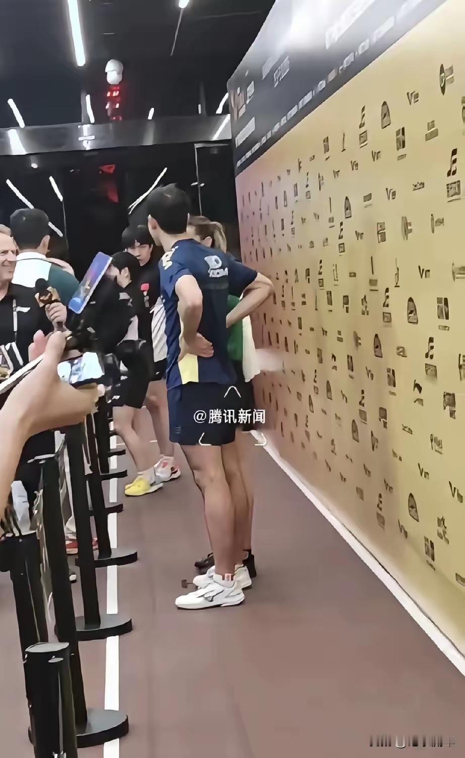 大头说雨果老婆时，雨果和高桥就在旁边。平时他提雨果，都只说搭档、队友，这次突然改