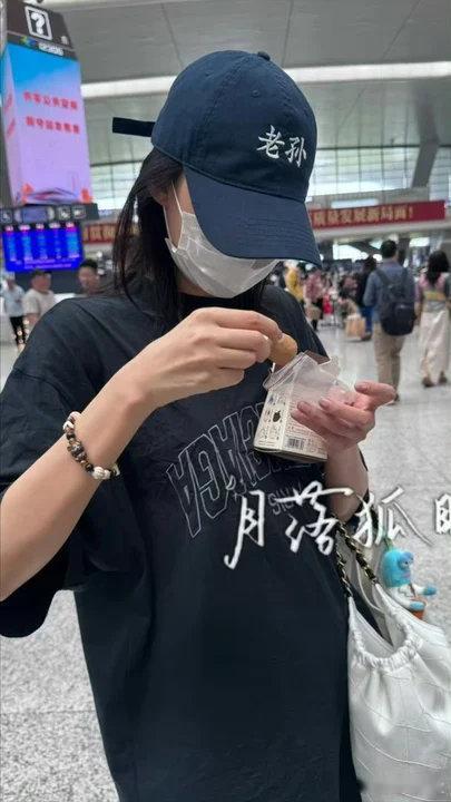 孙怡给粉丝送面包饮料孙怡火车站给粉丝送面包饮料孙怡火车站给粉丝送面包和饮料了！姐