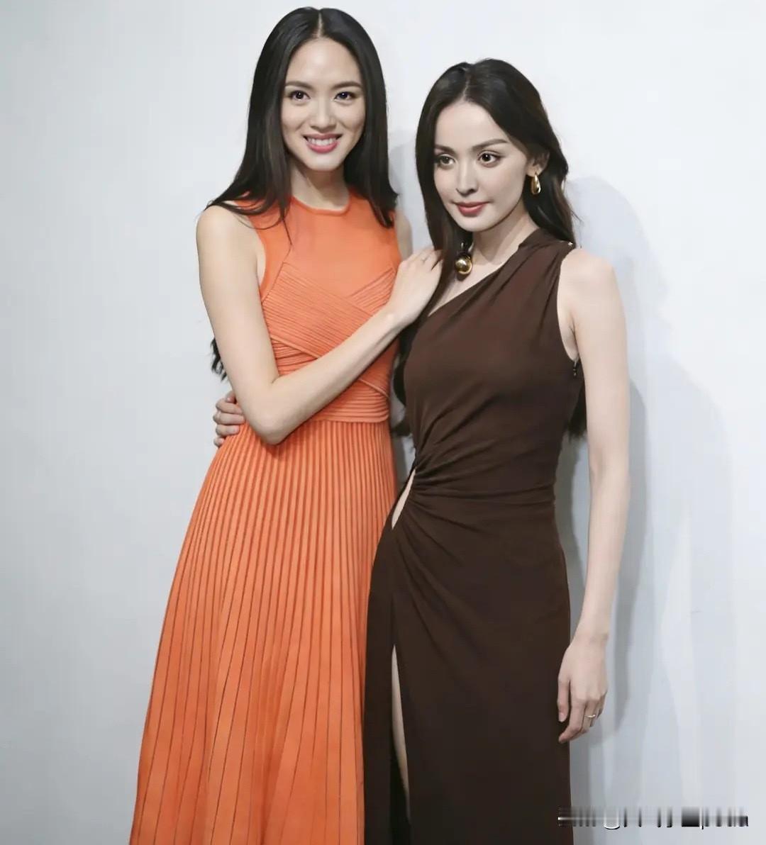 张梓琳这合照杀手的外号真不是白叫的哈！
跟娜扎这种神颜同框简直就是美美盛宴，一点