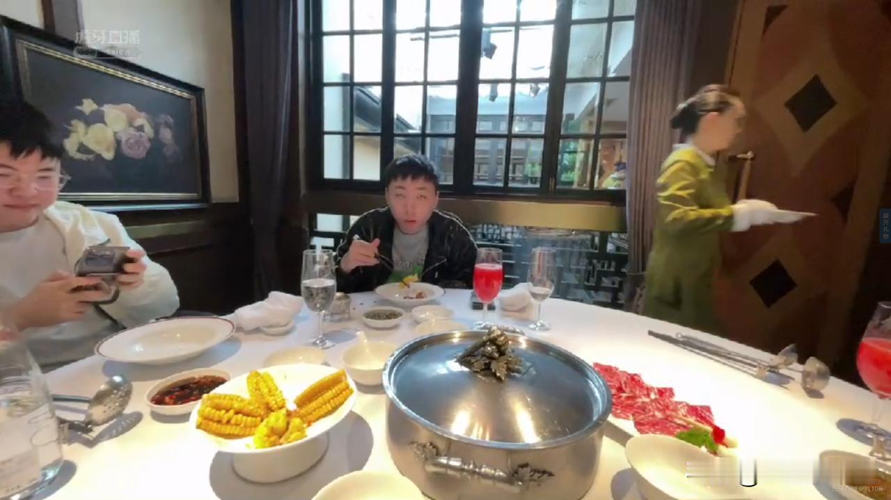 老头杯Uzi队提前线下团建，即将进驻AL基地集训！
大兹老板大气，直接请队员先搓