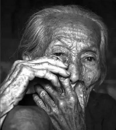 1939年，一19岁少女，被日军推进洗澡房。翻译官笑眯眯说：“你很漂亮，队长喜欢