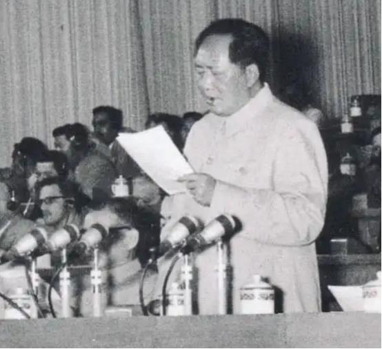 毛主席立下这条规矩遭全球反对，24年后竟成世界标准！1958年，毛主席做了一件震
