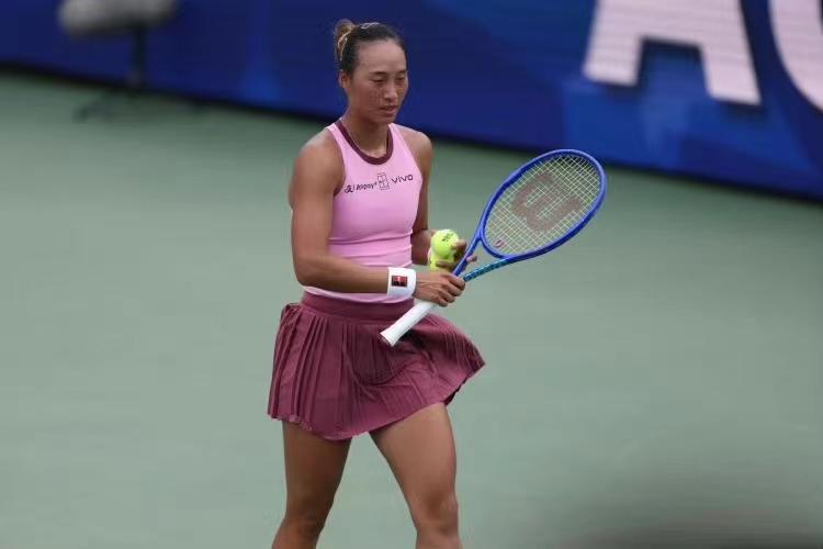 2026年美网女单资格赛即将打响，中国选手郑钦文将参赛。日前，她在社媒晒出了自己