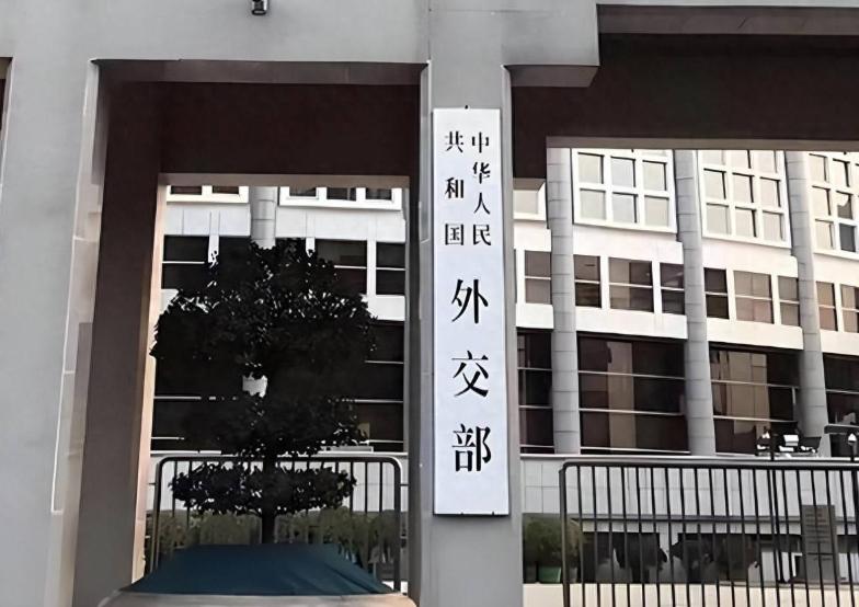 日本疯了吗！拉13国拿南海仲裁打压中国，这下彻底把自己套死谁能救？！同一把法理尺