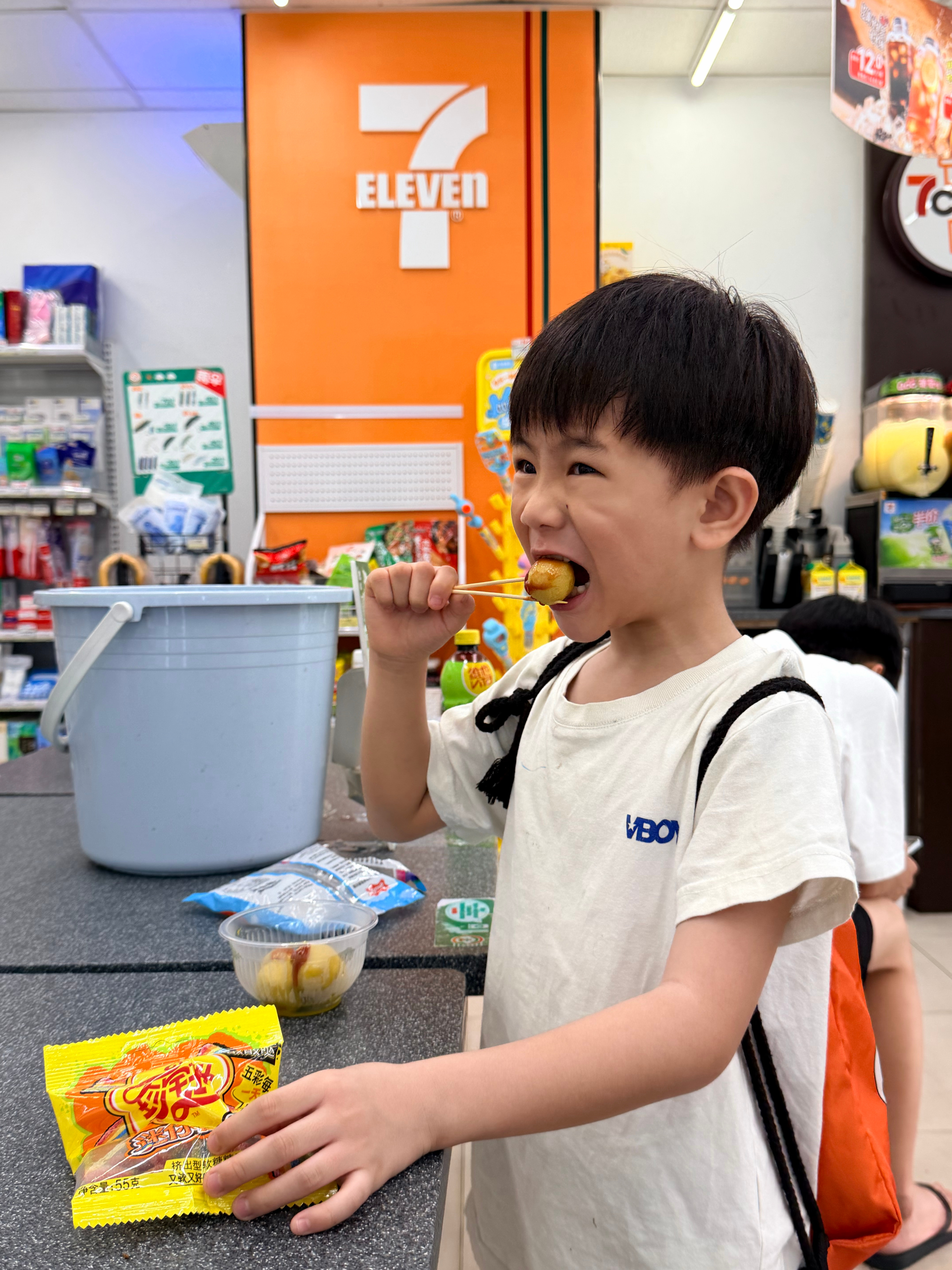 今天去考级，本来说吃鱼蛋补充能量，结果是骗我进来买糖……