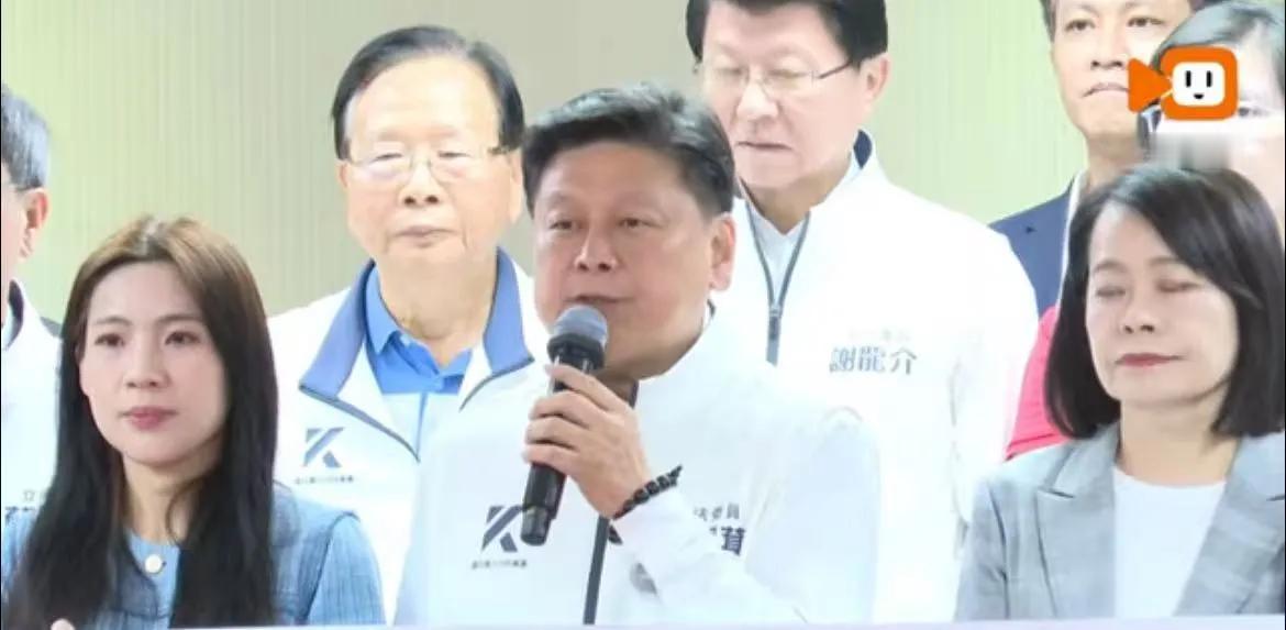 国民党团总召傅崐葚今天(8日)上午宣布，“今天蓝白将共提7800亿版本”。

这