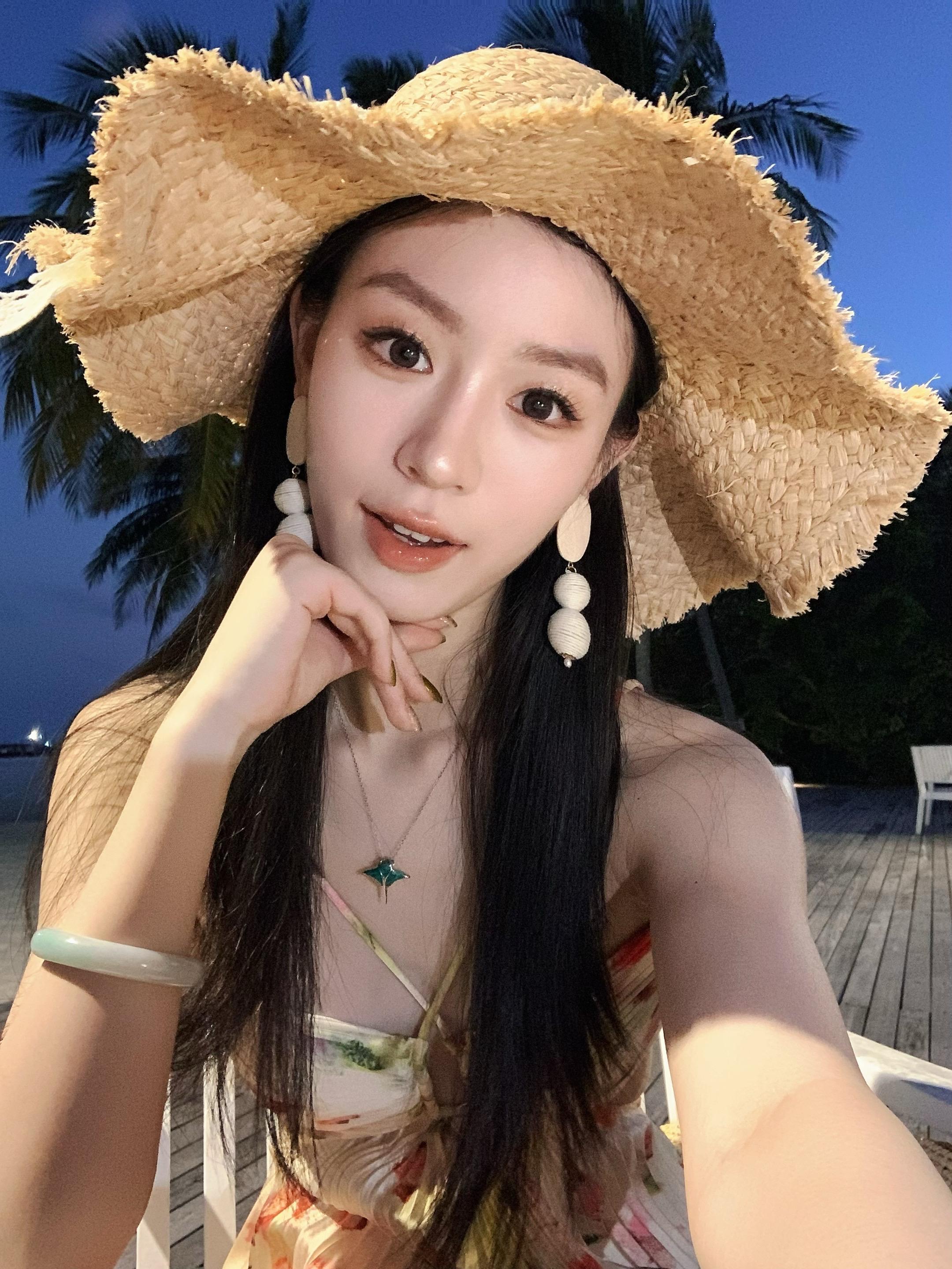 吹海边的风 弥漫在夜空。