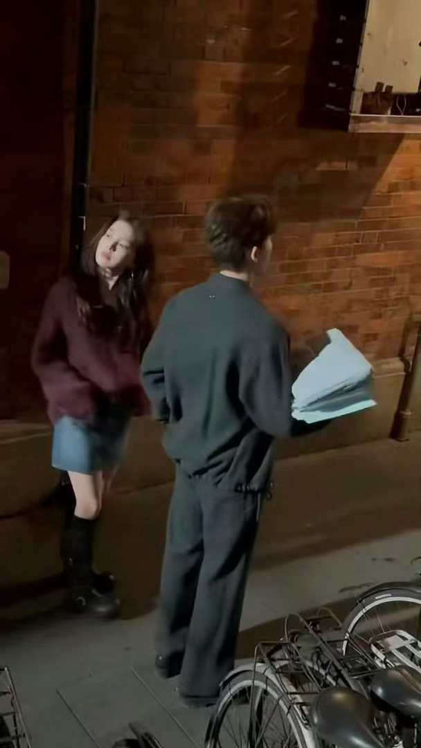 章若楠在片场和王安宇拍戏走神了，拍这么多戏还会出现这种问题 