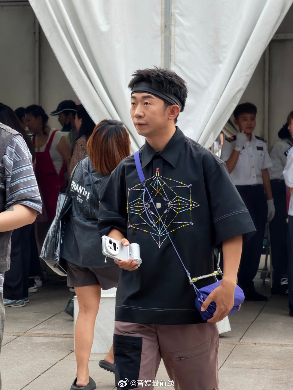 艾米首次看周董演唱会偶遇杨迪 第一次现场听周杰伦激动到飙泪，没想到还能撞见，两个